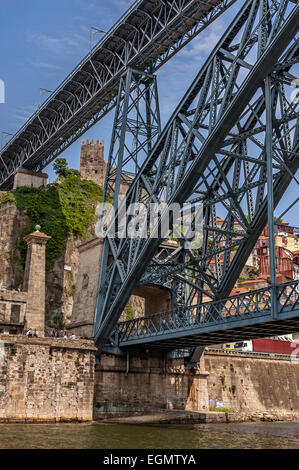 Portugal, Porto. Ponte de Don Luish oder Dom Luish - Schienen-, Straßen- und Fußgängerbrücke über den Fluss Douro in Portugal. Stockfoto