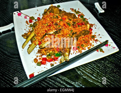 Auf den Grill Lamm Rippen mit brennenden Gewürzen gegrillt Stockfoto