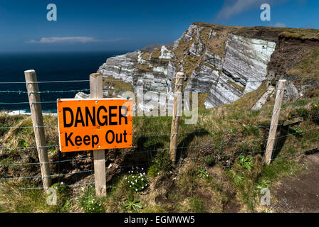 Warnschild am Rande der Steilküste in County Kerry, Irland Stockfoto