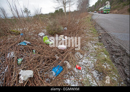 Ausrangierte Parkstreifen am Straßenrand Wurf auf die A95 Trunk Road, soviel zu halten Schottland schöne Kampagne.   SCO 9591. Stockfoto