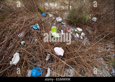 Ausrangierte Parkstreifen am Straßenrand Wurf auf die A95 Trunk Road, soviel zu halten Schottland schöne Kampagne.   SCO 9592. Stockfoto