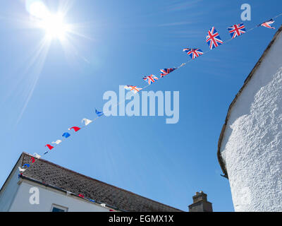 Girlanden und Fahnen an heißen Sommertag, blauer Himmel, East Prawle Stockfoto