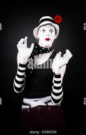 Porträt eines fröhlichen MIME auf schwarzem Hintergrund Stockfoto