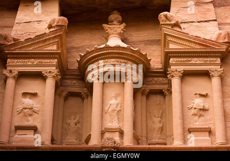 Der obere Teil des Finanzministeriums. Das Finanzministerium wird auch Al Khazna genannt, es ist am meisten Magnificant und berühmte Fassade in Petra Jor Stockfoto