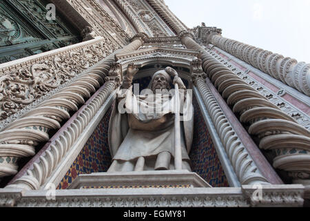 Statue eines Papstes auf Giottos Campanile oder Glockenturm, Florenz, Toskana, Italien Stockfoto