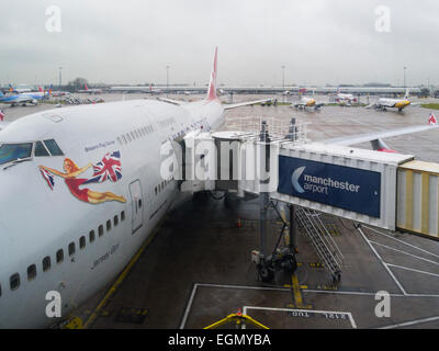 Boeing 747 Jersey Mädchen Virgin Atlantic Fluggesellschaft am Manchester Airport Terminal 2 England UK auf Vorfeld vorbereitet für das Boarding des Fluges Stockfoto