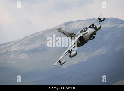 RAF Tornado GR4 fliegt durch die Schleife, Mach, Welsh Bergtäler Stockfoto