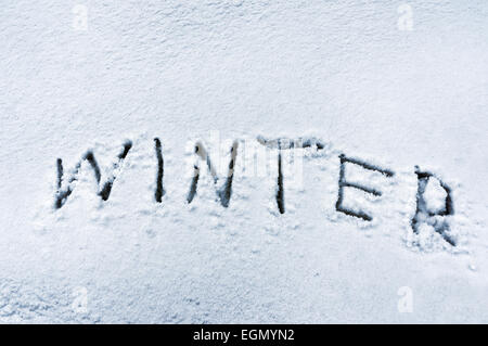 Winter-Wort geschrieben im Schnee Stockfoto