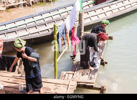 Einheimische Frauen, die Wäsche von Hand in Inthein Dorf am Ufer des Inle-See, Burma, Myanmar. Stockfoto