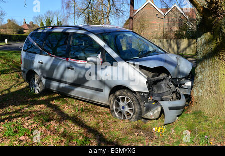 Eine abgestürzte Ford Galaxy auf einen Kreisverkehr in Horley. Stockfoto