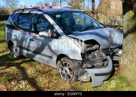 Eine abgestürzte Ford Galaxy auf einen Kreisverkehr in Horley. Stockfoto