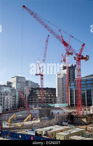 Red skanska Kräne auf der Baustelle von Goldman Sachs Bank neue europäische Hauptquartier von Farringdon Road, London Uk Stockfoto