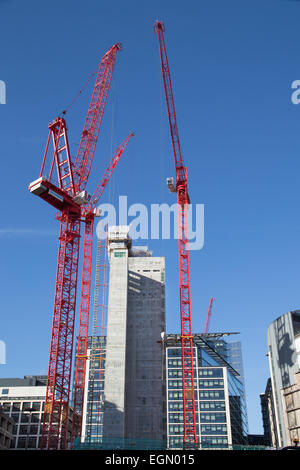 Red skanska Kräne auf der Baustelle von Goldman Sachs Bank neue europäische Hauptquartier von Farringdon Road, London Uk Stockfoto