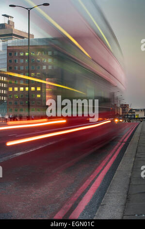 Über London Brücke Büsing Stockfoto