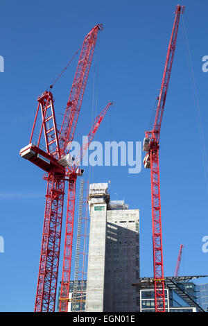 Red skanska Kräne auf der Baustelle von Goldman Sachs Bank neue europäische Hauptquartier von Farringdon Road, London Uk Stockfoto