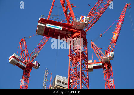 Red skanska Kräne auf der Baustelle von Goldman Sachs Bank neue europäische Hauptquartier von Farringdon Road, London Uk Stockfoto