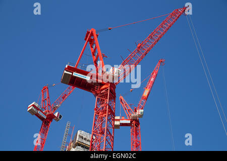 Red skanska Kräne auf der Baustelle von Goldman Sachs Bank neue europäische Hauptquartier von Farringdon Road, London Uk Stockfoto