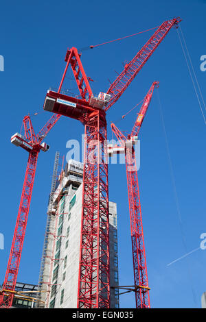 Red skanska Kräne auf der Baustelle von Goldman Sachs Bank neue europäische Hauptquartier von Farringdon Road, London Uk Stockfoto