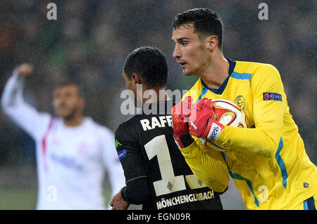 Mönchengladbach, Deutschland. 26. Februar 2015. Sevillas Torhüter Sergio Rico (r) und Mönchengladbach von Raffael in Aktion während der Europa-League-Runde der 32 Fußball Spiel Borussia Mönchengladbach gegen FC Sevilla in Mönchengladbach, 26. Februar 2015. Foto: Jonas Guettler/Dpa/Alamy Live News Stockfoto