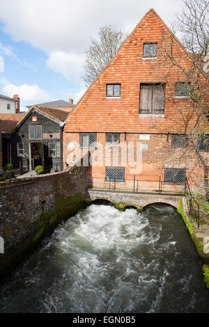 Wasser fließt unter Winchester City-Mühle (Getreidemühle / Getreidemühle / Mehl Mühle für Brot) auf dem Fluss Itchen. Hampshire UK Stockfoto