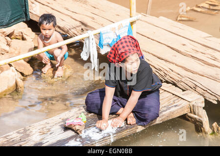 Einheimische Frau Wäsche von Hand in Inthein Dorf am Ufer des Inle-See, Burma, Myanmar. Stockfoto