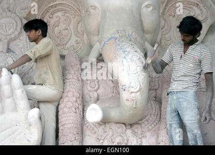 Künstler machen Ganesha Idol für die Ganesha Chathurthi hindu-Festival im August 25,2012 in Hyderabad, AP, Indien. Stockfoto