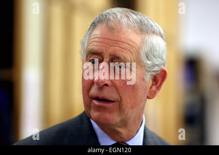 Ammanford, Carmarthenshire, Wales, UK. 27. Februar 2015. HRH Prinz Charles hat die neue Extenison der Corgi Strumpfwaren-Fabrik in Ammanford, Carmarthenshire, Wales, UK besucht.   Im Bild: Prinz Charles Credit: D Legakis/Alamy Live-Nachrichten Stockfoto