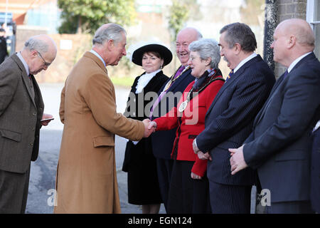 Ammanford, Carmarthenshire, Wales, UK. 27. Februar 2015. HRH Prinz Charles hat die neue Extenison der Corgi Strumpfwaren-Fabrik in Ammanford, Carmarthenshire, Wales, UK besucht.   Im Bild: Prinz Charles grüßt lokale Würdenträgern Credit: D Legakis/Alamy Live News Stockfoto