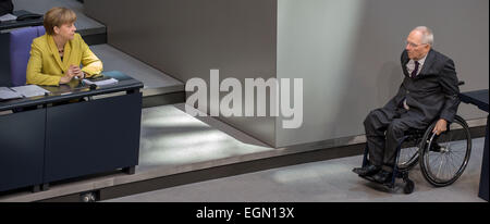 Berlin, Deutschland. 27. Februar 2015. German Finance Minister Wolfgang Schaeuble (R) nach seiner Rede, in der Nähe von deutschen Bundeskanzlerin Angela Merkel (L), im Deutschen Bundestag in Berlin, Deutschland, 27. Februar 2015 zu machen. Schäuble erklärte Parlament vor der Abstimmung über die Ausweitung Griechenlands Rettung künftige Verhandlungen sicherstellen, dass Athen seine Programm abgeschlossen ist. Foto: TIM BRAKEMEIER/Dpa/Alamy Live News Stockfoto