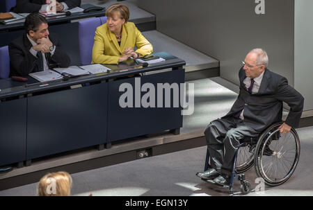 Berlin, Deutschland. 27. Februar 2015. German Finance Minister Wolfgang Schaeuble (R) nach seiner Rede, in der Nähe von Bundeskanzlerin Angela Merkel (CDU, C) und Minister für Wirtschaft Sigmar Gabriel (SPD, L), im Deutschen Bundestag in Berlin, Deutschland, 27. Februar 2015 zu machen. Schäuble erklärte Parlament vor der Abstimmung über die Ausweitung Griechenlands Rettung künftige Verhandlungen sicherstellen, dass Athen seine Programm abgeschlossen ist. Foto: TIM BRAKEMEIER/Dpa/Alamy Live News Stockfoto