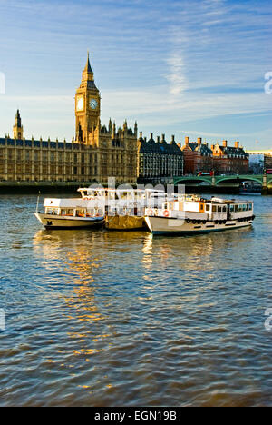 Sportboote auf der Themse neben dem Palace of Westminster in London festgemacht. Stockfoto