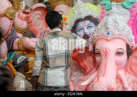 Künstler, Ganesha Idol für die Ganesha Chathurthi hindu-Festival am September 2,2012 in Hyderabad, AP, Indien. Stockfoto