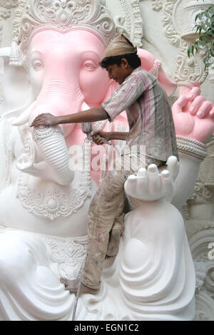 Künstler, Ganesha Idol für die Ganesha Chathurthi hindu-Festival am September 2,2012 in Hyderabad, AP, Indien. Stockfoto