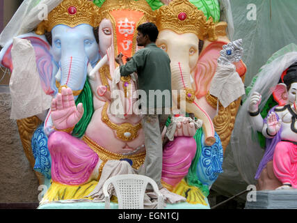 Künstler, Ganesha Idol für die Ganesha Chathurthi hindu-Festival am September 9,2012 in Hyderabad, AP, Indien. Stockfoto