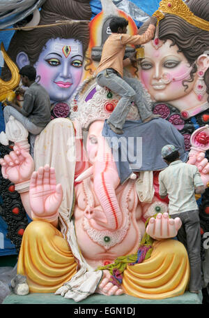 Künstler, Ganesha Idol für die Ganesha Chathurthi hindu-Festival am September 9,2012 in Hyderabad, AP, Indien. Stockfoto