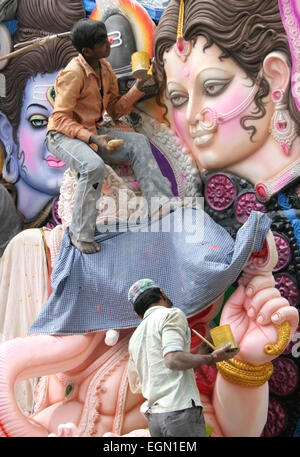 Künstler, Ganesha Idol für die Ganesha Chathurthi hindu-Festival am September 9,2012 in Hyderabad, AP, Indien. Stockfoto