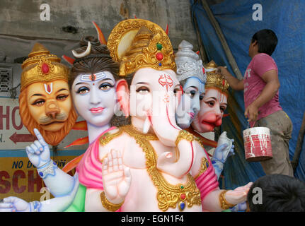 Künstler, Ganesha Idol für die Ganesha Chathurthi hindu-Festival am September 9,2012 in Hyderabad, AP, Indien. Stockfoto