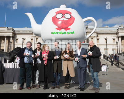 London, UK. 27. Februar 2015. L-r: Paul Bradley, Matt Cardle, Helen Lederer, Nick Moran, Lauren Goodger, Theo Paphitis und Jake Wood. Theo Paphitis und seine Promi-Freunde hatten eine Gebräu mit einem gigantischen 8ft 4" Teekanne für wohltätige Zwecke auf dem Trafalgar Square heute vor Aushändigung Tee an Passanten. "Tee mit Theo" sammelt Geld für Comic Relief im Vorfeld Red Nose Day auf der BBC am Freitag, 13. März. Bildnachweis: Nick Savage/Alamy Live-Nachrichten Stockfoto