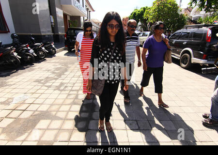 Denpasar, Bali, Indonesien. 26. Februar 2015. BALI, Indonesien - 26 Februar: Myuran Sukumaran Familie kommt in Denpasar Gefängnis Besuch abstatten, ihn am 26. Februar 2015 in Bali, Indonesia.Australian Staatsangehörigen Andrew Chan und Myuran Sukumaran, wegen Drogen Schmuggel mit sieben anderen in einer fehlgeschlagenen 2005 plot, der bald Hinrichtung durch ein Erschießungskommando in Bali Kerobokan Gefängnis droht. Rechtsanwälte, die "Bali neun" Rädelsführer hoffe jedoch für eine zweite gerichtliche Überprüfung zu beantragen. © Sijori Bilder/ZUMA Draht/Alamy Live-Nachrichten Stockfoto
