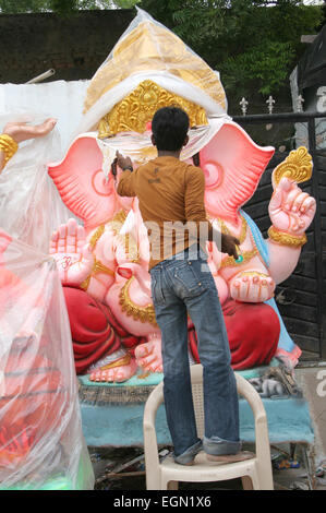 Künstler, Ganesha Idol für die Ganesha Chathurthi hindu-Festival am September 9,2012 in Hyderabad, AP, Indien. Stockfoto