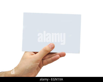 Kaukasische Hand, die ein leeres Blatt Papier isoliert auf weißem Hintergrund Stockfoto