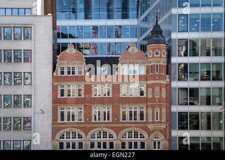 Viktorianisches Gebäude im auf beiden Seiten von modernen Bürogebäude auf farringdon Straße gesäumt, London EC4, Vereinigtes Königreich Stockfoto