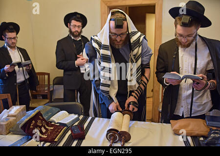 Orthodoxe jüdische Gottesdienste im Keller von einem Trauernden zu Hause in Crown Heights, Brooklyn, New York Stockfoto