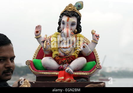 Hindu bringen Ganesha Idolsfor eintauchen in Wassertank während Ganesh Chathurthi Festival September 18,2013 in Hyderabad, AP, Indien. Stockfoto