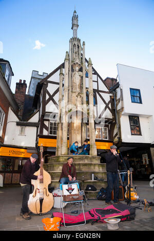 Buskers führen in die Butter-Cross / Buttercross / High Cross / City Cross in der High Street, Winchester. Hants. Hampshire UK Stockfoto