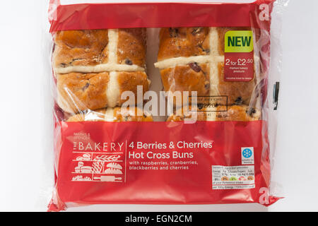 Paket von Marks & Spencer 4 Beeren und Kirschen Hot Cross Buns mit Himbeeren Preiselbeeren Brombeeren und Kirschen bereit für Ostern Stockfoto