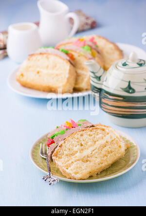 Scheiben von Biskuit mit Buttercreme auf Teller serviert Tee, selektiven Fokus Stockfoto