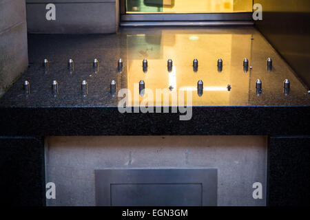 Anti-Obdachlosen-Spikes außerhalb Liberty Global, Knightsbridge, London Stockfoto