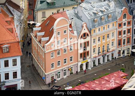 Riga, Lettland. Teil der alten Innenstadt zum UNESCO-Weltkulturerbe. Häuser auf Tirgonu Iela aus der Turm der St.-Petri Kirche Stockfoto