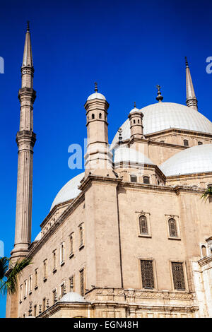 Die Kuppeln der großen Moschee von Muhammad Ali Pasha oder Zitadelle Moschee in Kairo. Stockfoto